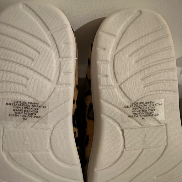 NWT: Happy Face slippers 7M - Picture 4 of 5